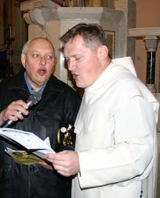 Al Kania and Father Anselm Chalupka, pastor of Corpus Christi Church sing traditional Polish kolendy during our 2009 tour. 